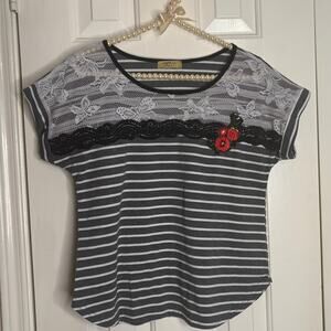 Extra Belleza Striped Lace Floral Applique Top Gray White Black Short Sleeve M